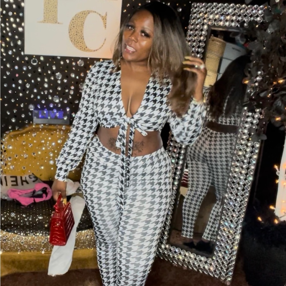 Houndstooth two piece fall set ! Stretchy! Only worn to get a review